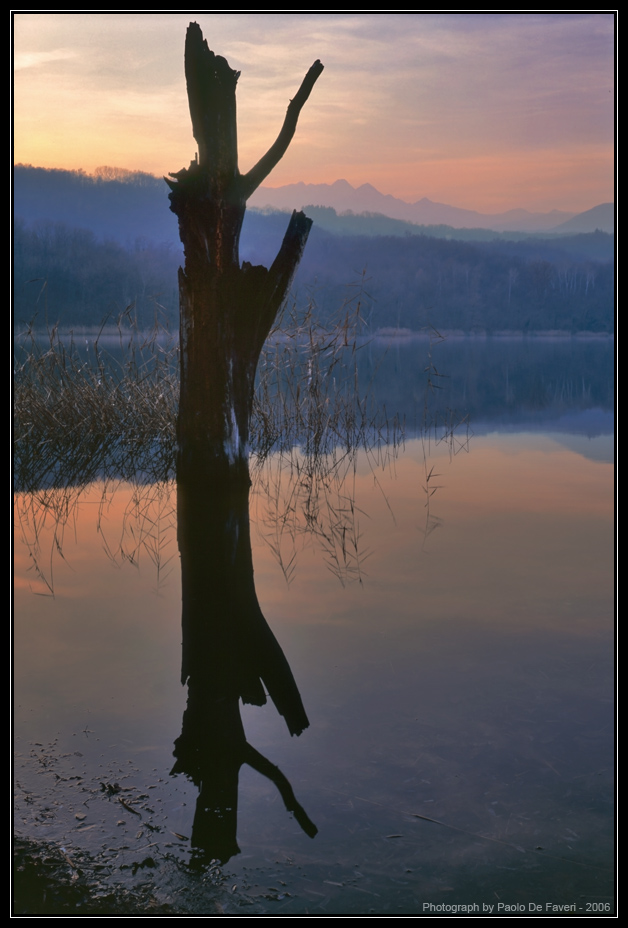 Avigliana, il lago piccolo all'imbrunire.