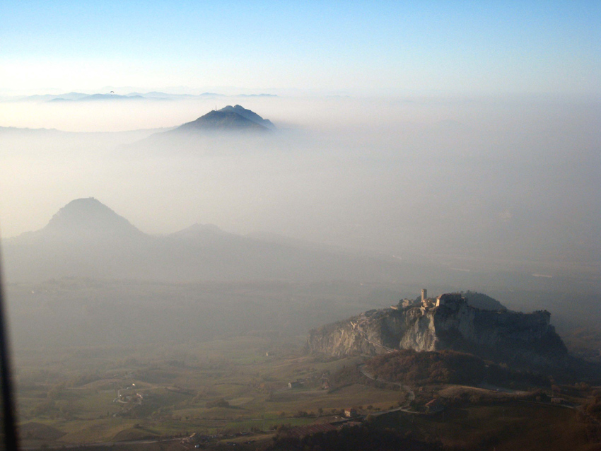 monte nella nebbia
