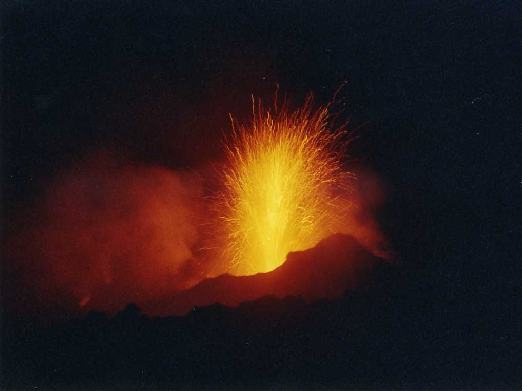ERUZIONE NOTTURNA DELLO STROMBOLI