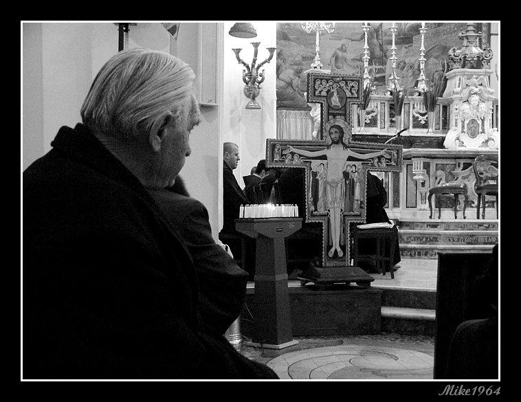 lo sguardo al crocefisso