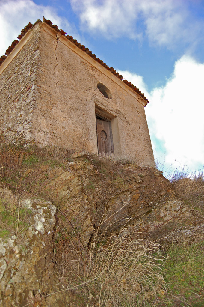 ai piedi della vecchia chiesetta