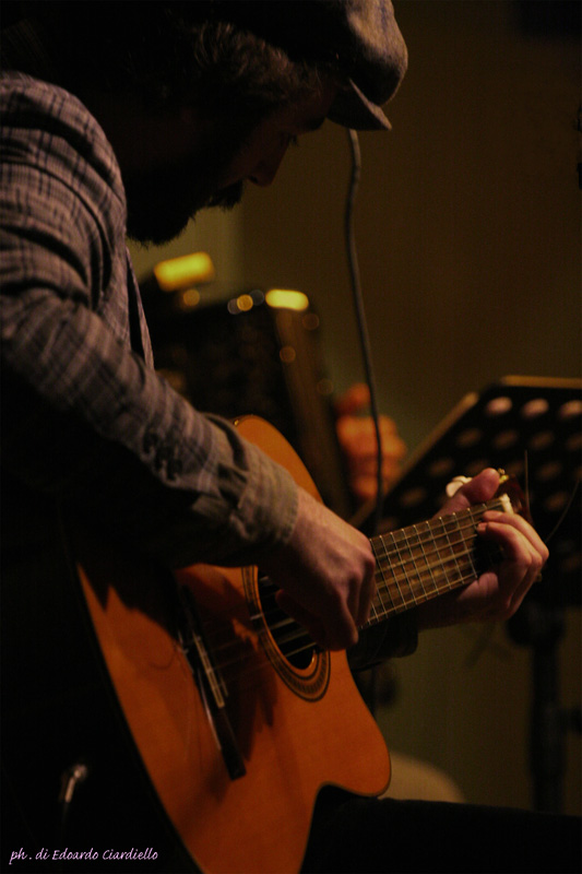 Pierluigi Siciliani alla chitarra