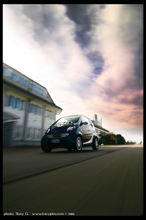 una normale Smart  in movimento