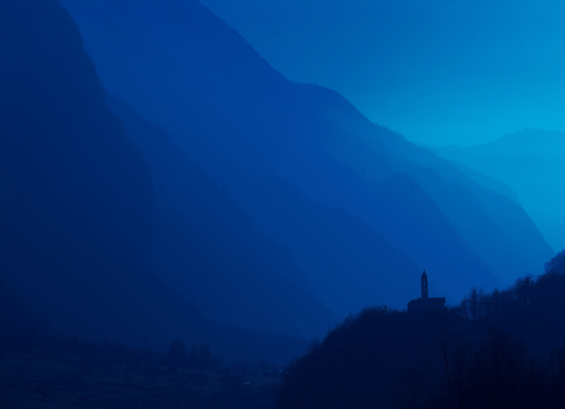 chiesa in controluce