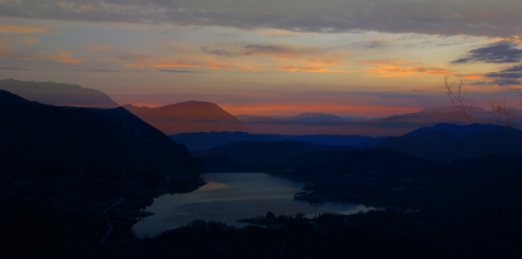 Alba sul lago.