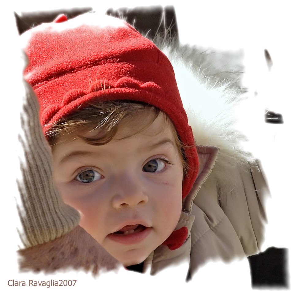 Eleonora si nasconde dietro al nonno.....