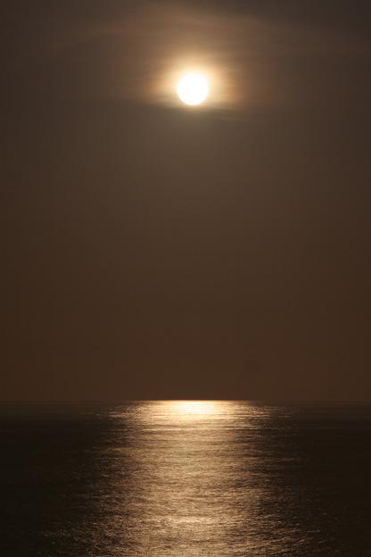 La luna sul mare