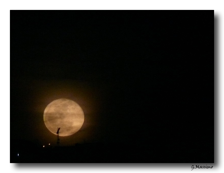 spunta la luna a Salerno