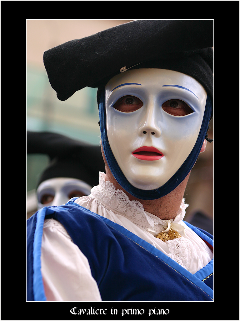 Cavaliere in maschera blu