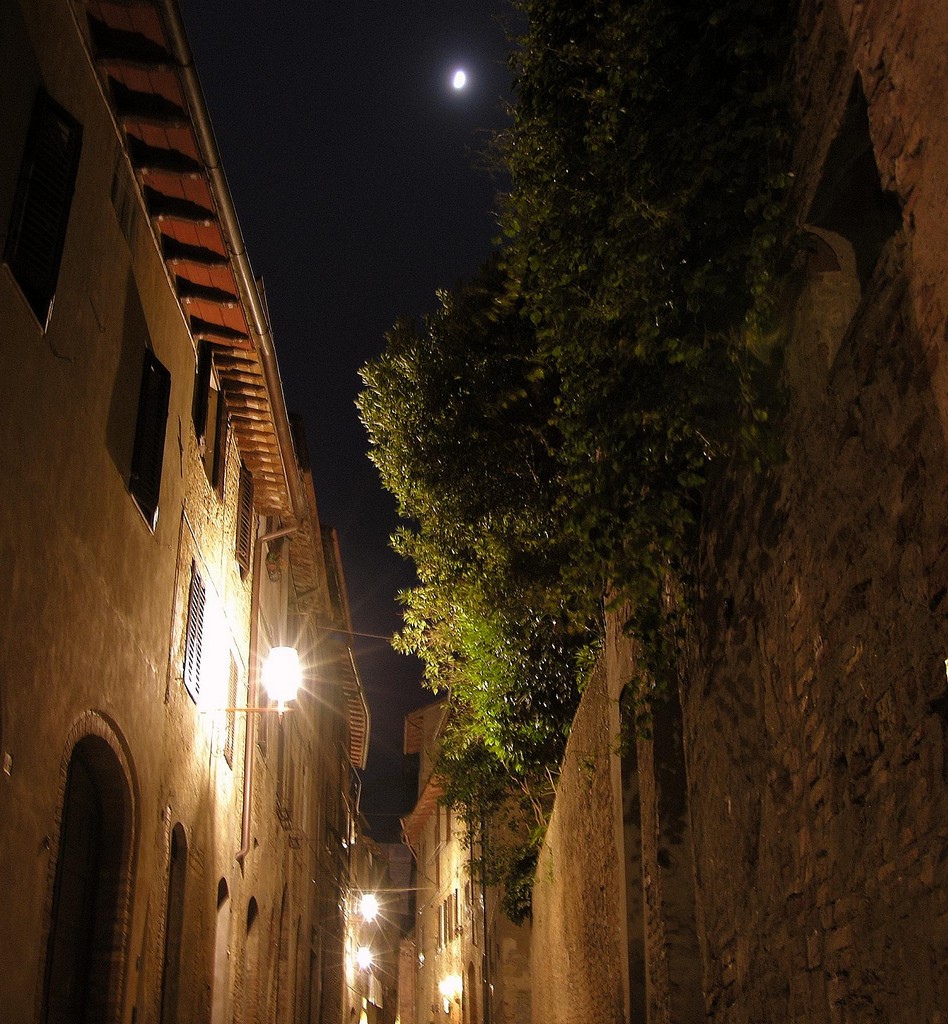 Vicolo notturno.