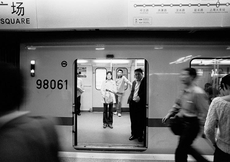 in metropolitana a Shanghai,Cina 2006