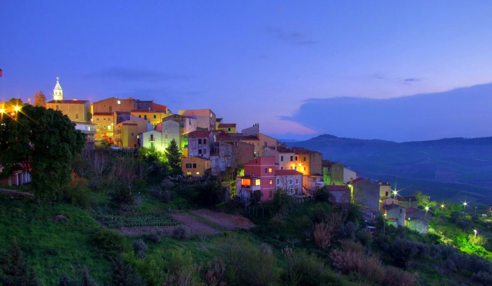 Paese mio che stai sulla collina...