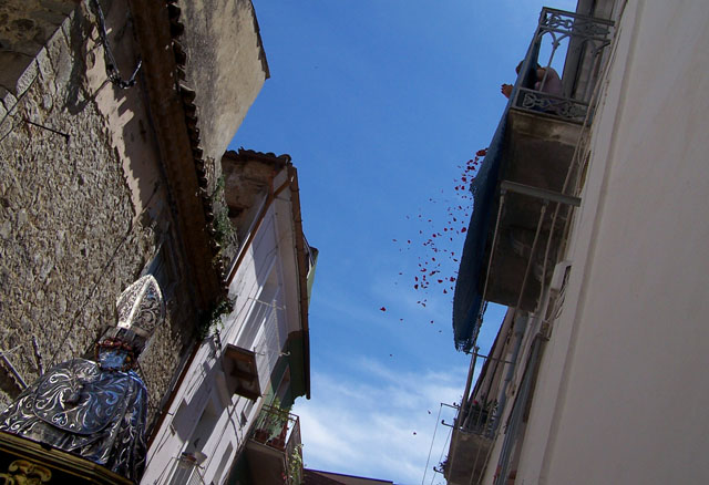 Petali sul santo. Festa di San Pardo