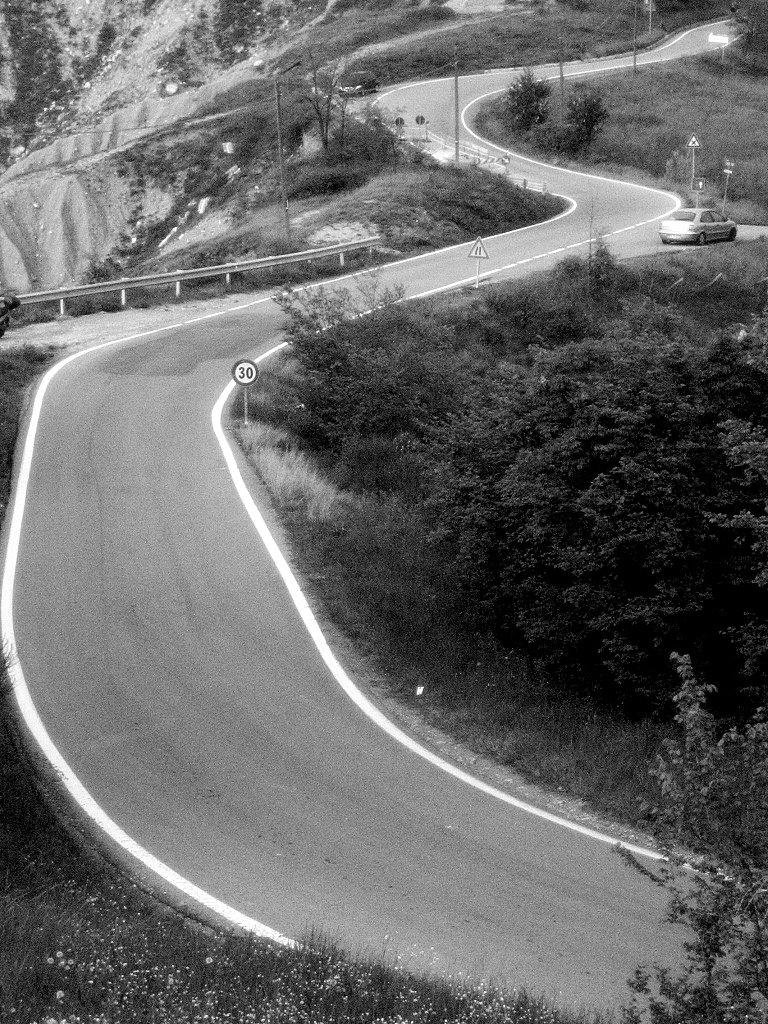 strada sinuosa