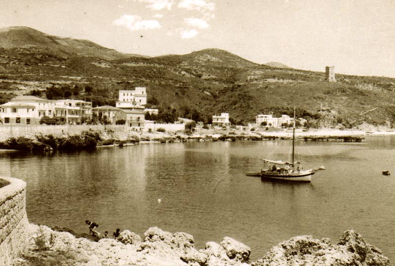 ..la barca del pirata nella baia di marina di camerota...