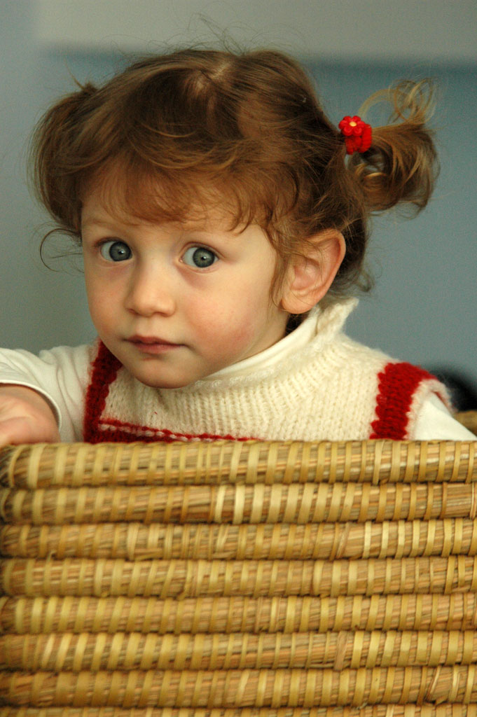 Chiara nel cesto della biancheria