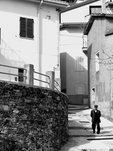 ...da un labirinto.