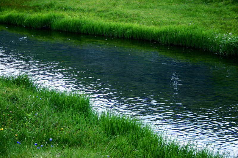 IN MEZZO SCORRE...IL FIUME