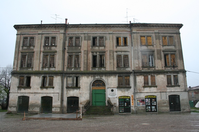 Edificio disabitato con negozio di fotografia. Bassa modenese.