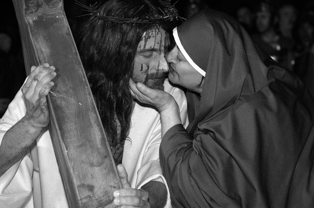 4) Ges� incontra Maria