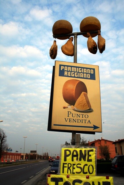 Insegna. Via Emilia (Mo)