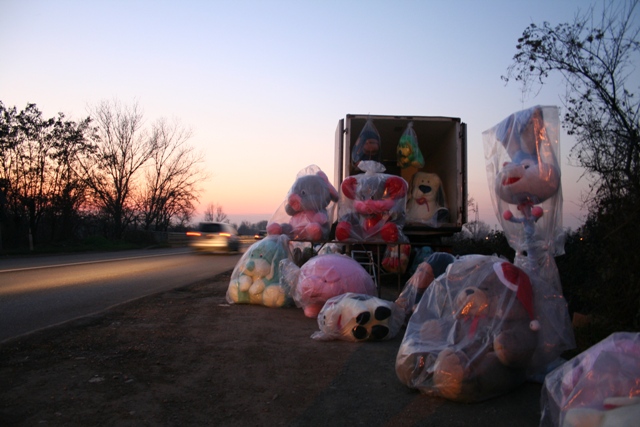 Venditore di pupazzi. Via Emilia Modena.