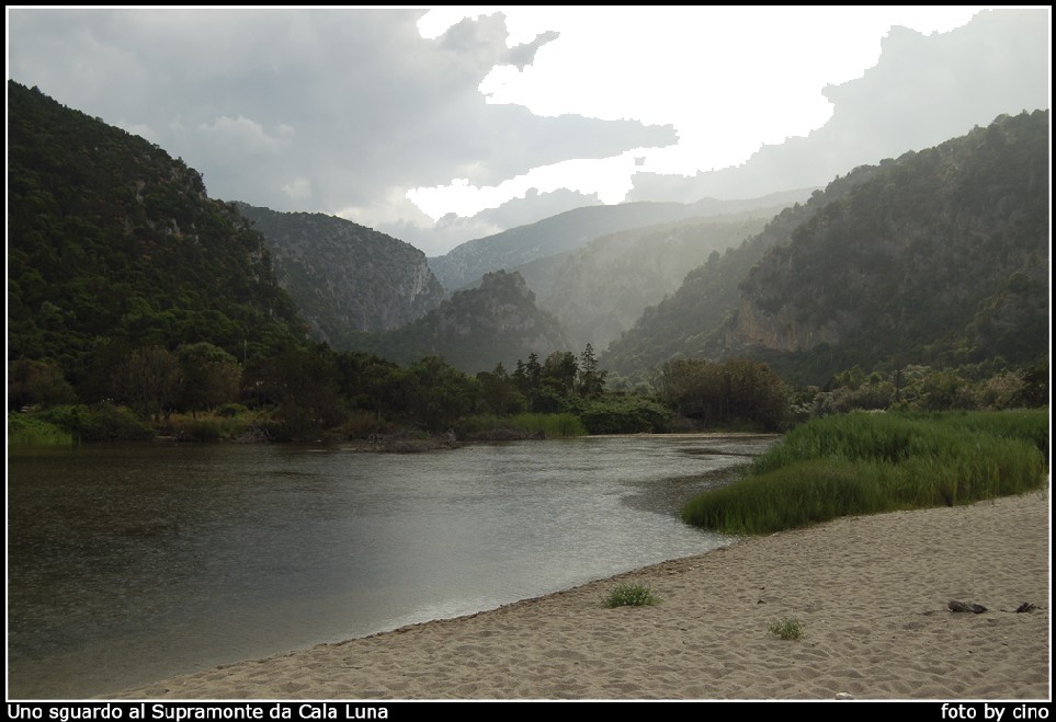 Uno sguardo al Supramonte da Cala Luna