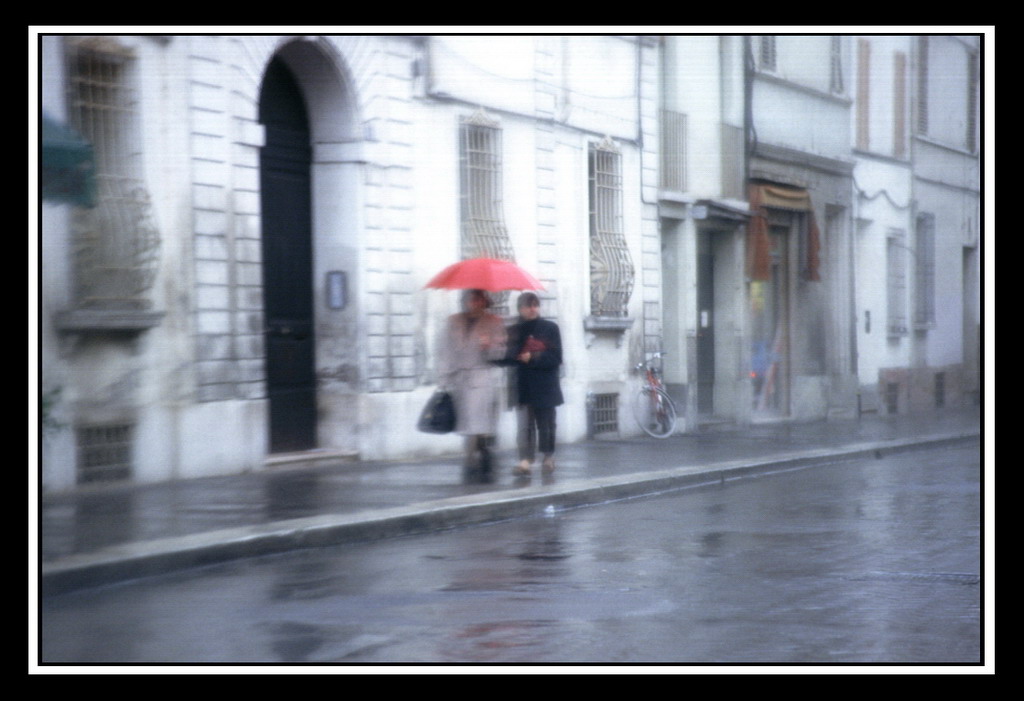 a passeggio sotto la pioggia
