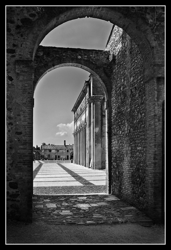 Attraverso la piazza