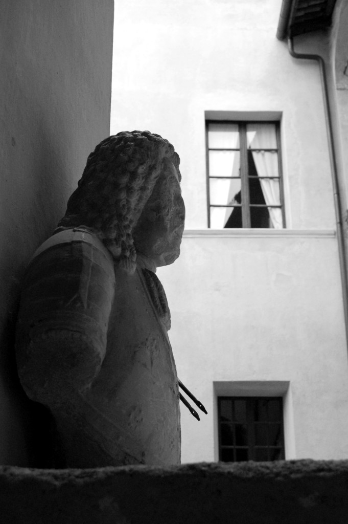 Attesa sotto la finestra