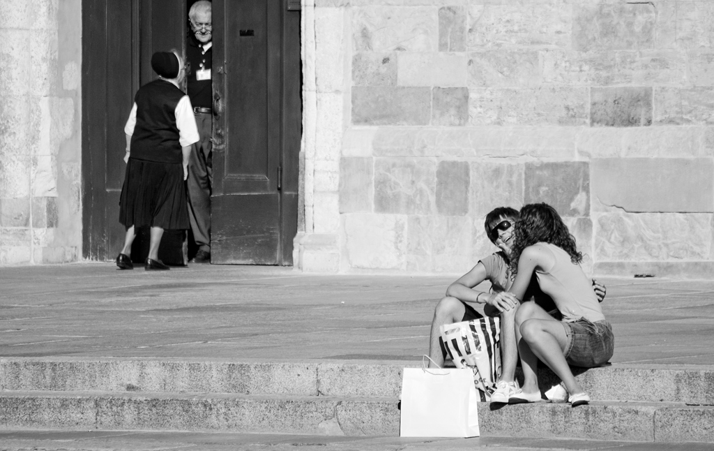 ...donne all'attacco...