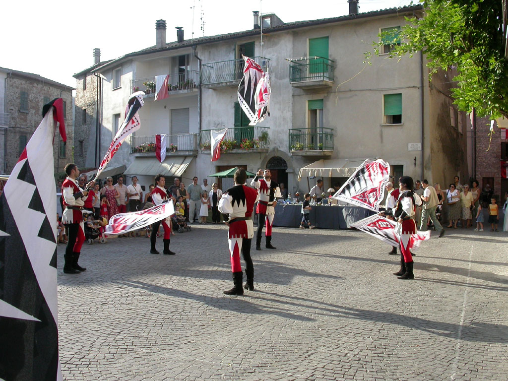 Sbandieratori di Arezzo in trasferta a Piandimeleto (PU)