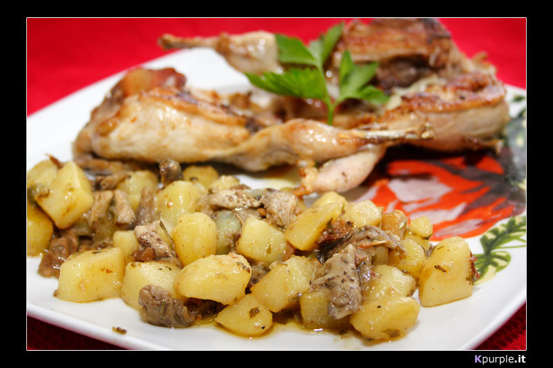Quagliette arrostite con patatine e funghetti trifolati