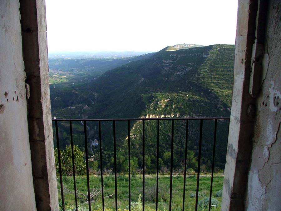 scendo giu' a prendere un caffe' al bar