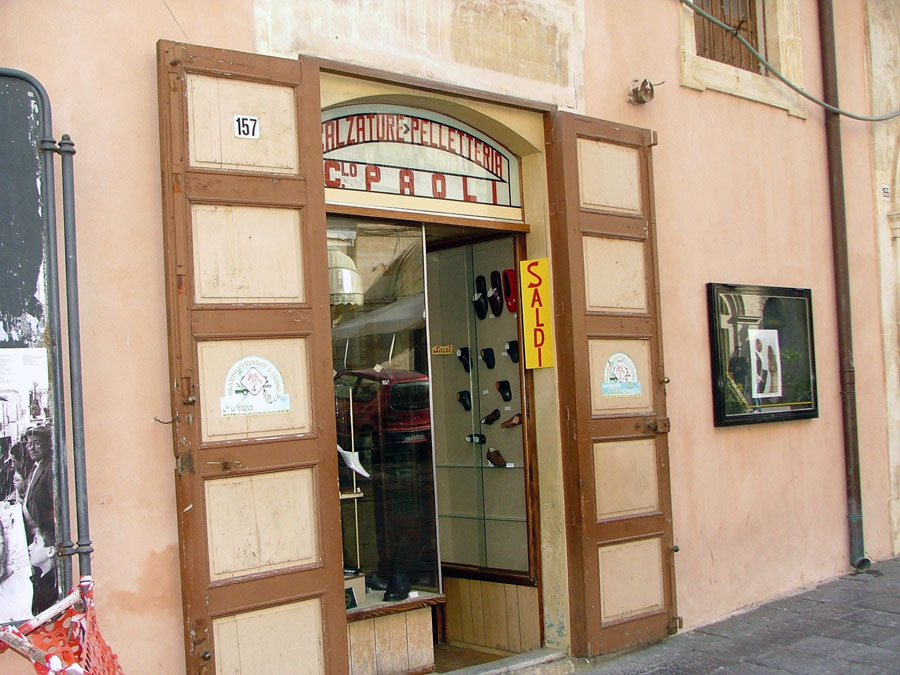 un negozio di scarpe