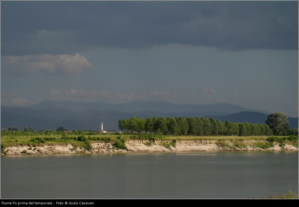 Fiume Po prima del temporale