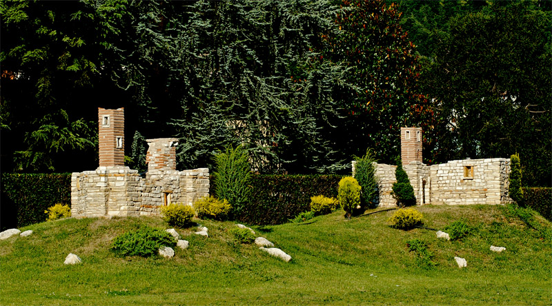 castelli di Giulietta e Romeo miniature sulla rotonda di san Vitalea Momtecchio Maggiore (VI)