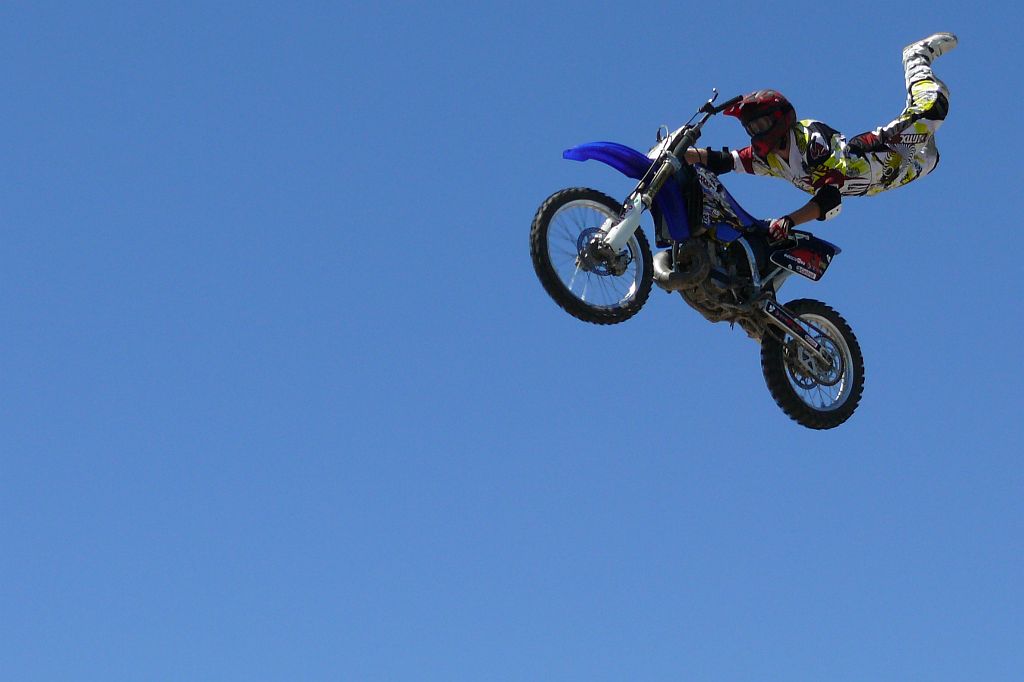 Un tuffo in piscina.... no, moto-freestile!