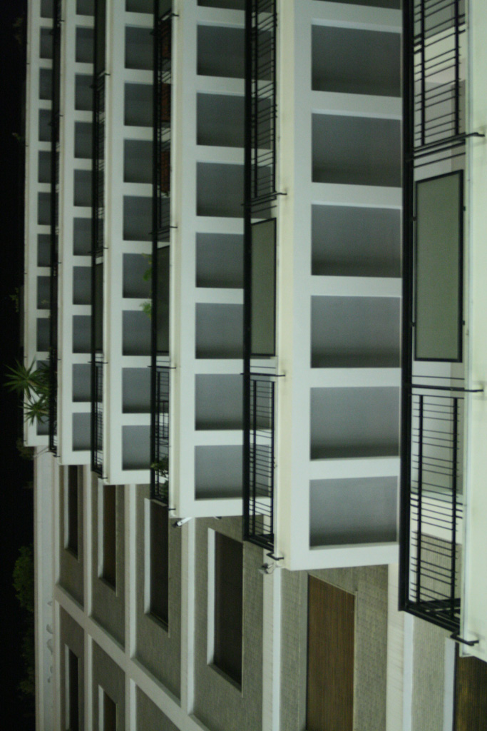 sdraiato su una panchina