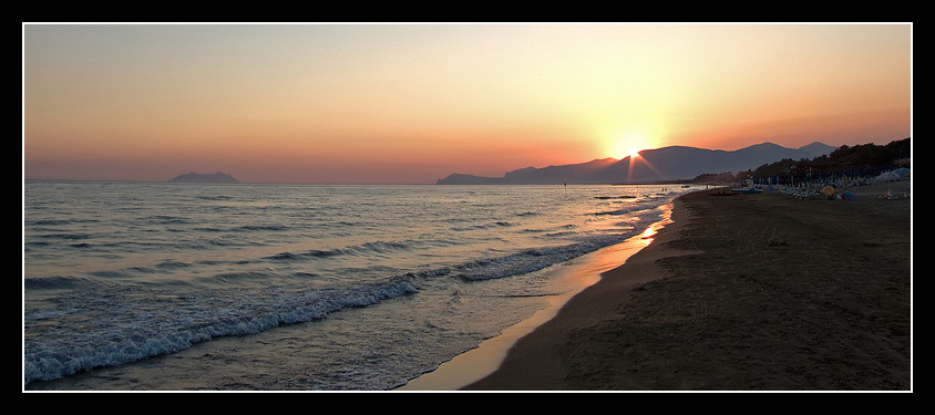 Tramonto a Sperlonga, sullo sfondo il Circeo