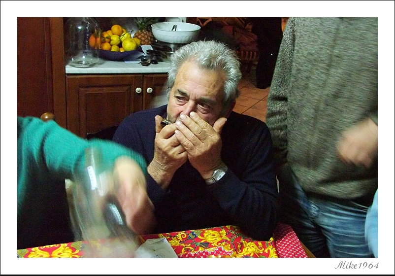 suonatore di armonica a bocca