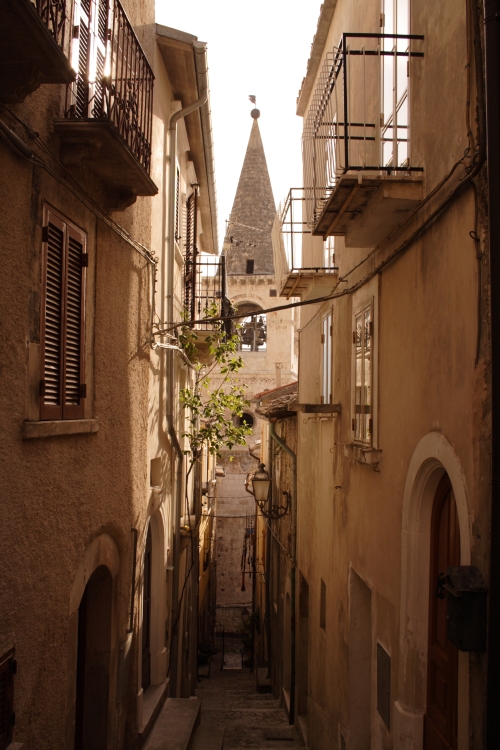 Vicolo con campanile
