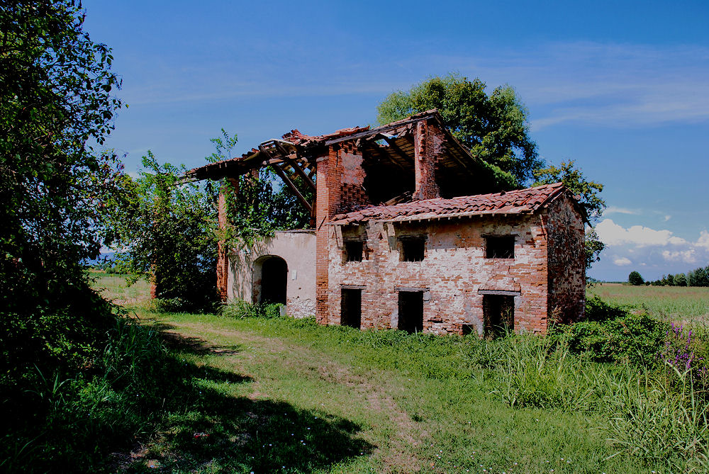 Rudere nella campagna