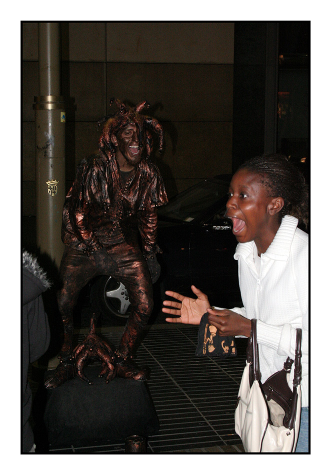 Barcellona - artista di strada mette paura ad un passante