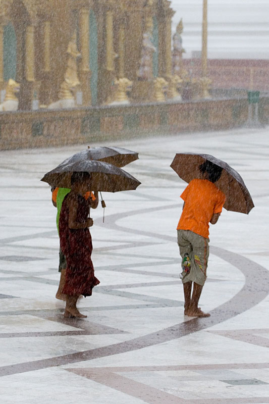 Bambini sotto la pioggia