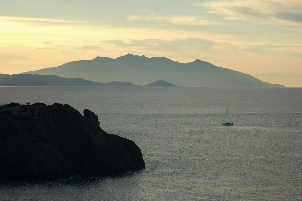 Golfo di Calamoresca con Isola d'Elba sullo sfondo