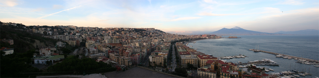 Napoli da Posillipo con Vesuvio innevato