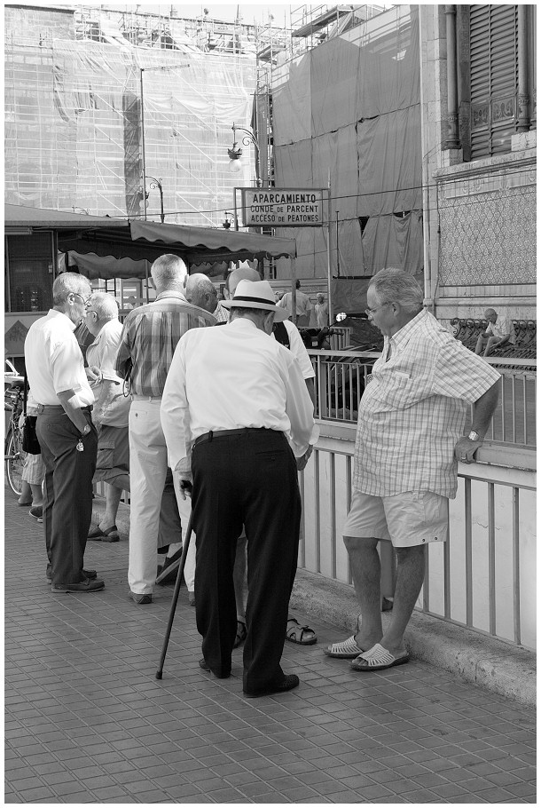 Persone e uomo col bastone