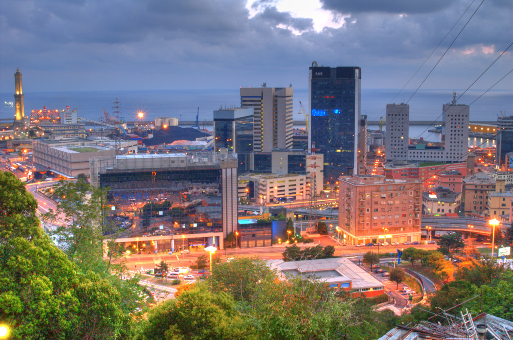 Ge Ovest allo specchio.. (HDR)