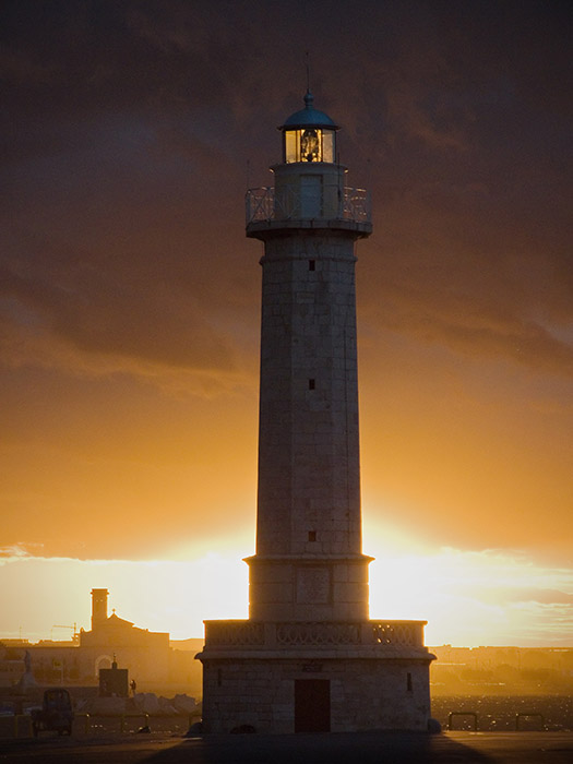 Faro al tramonto
